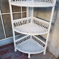 VINTAGE WHITE WICKER/RATTAN CORNER SHELF UNIT. 33" TALL x 20" WIDE x 14 1/2" DEEP