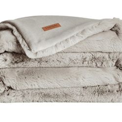 UnHide Marshmallow - Faux Fur Blanket - Heavy Weight, Extra Soft Blanket - Made from Recycled Materials - Machine Washable - Large (90" x 108") 