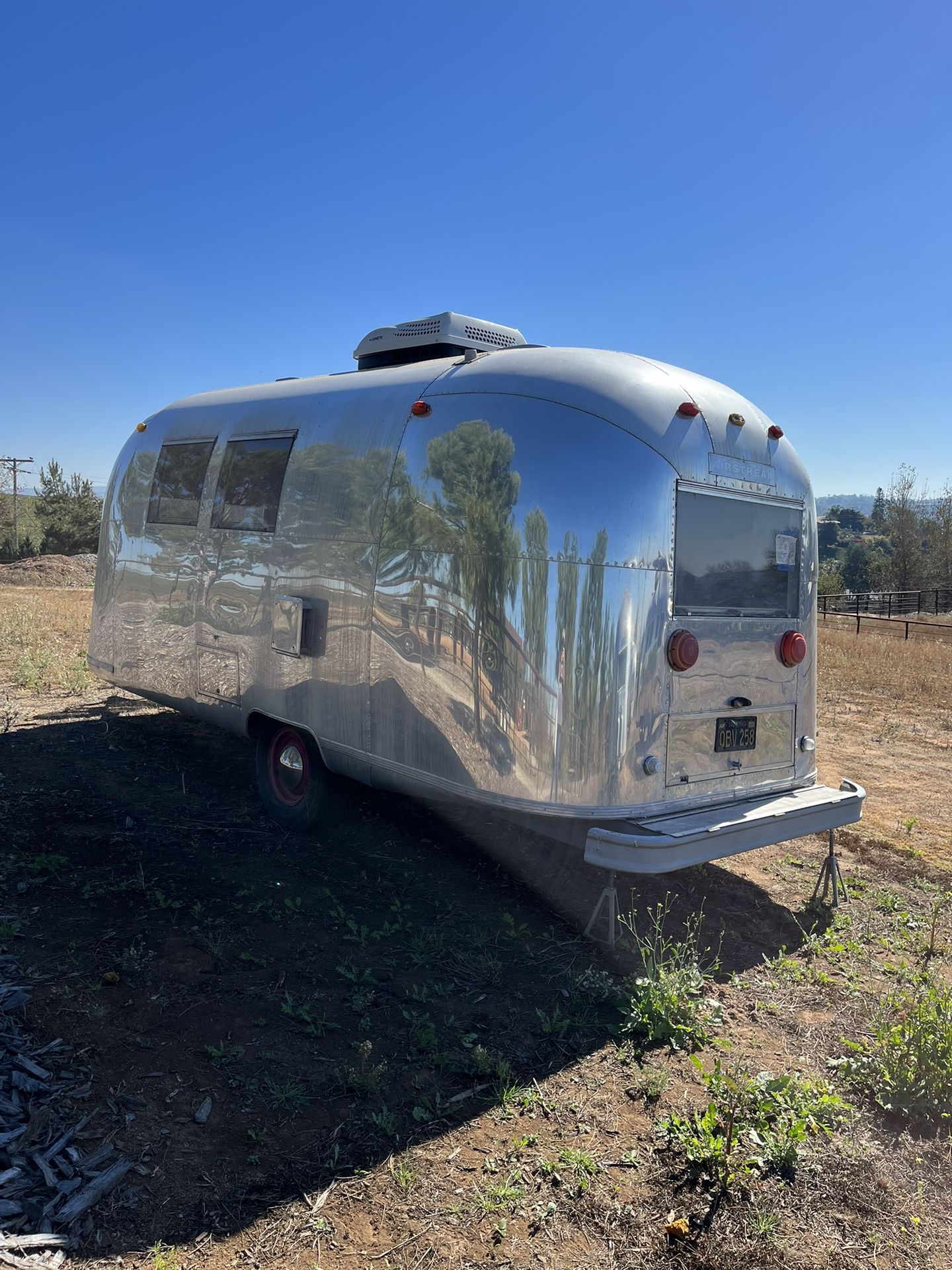 1967 Globetrotter Airstream 20 ft. Land Yacht Double bed layout