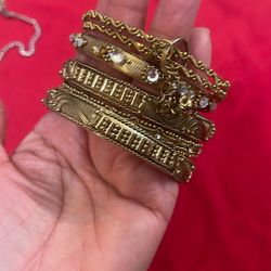 Beautiful set of bracelets with 5 bangles in vintage gold tone.