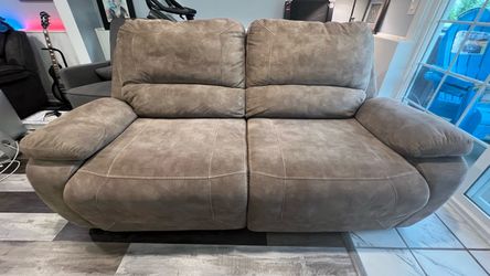 Raymour & Flanigan Power Loveseat