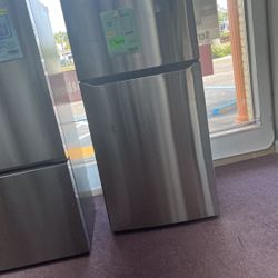 Refrigerator Top And Bottom 33” Wide New Open box And 1 Year Warranty 