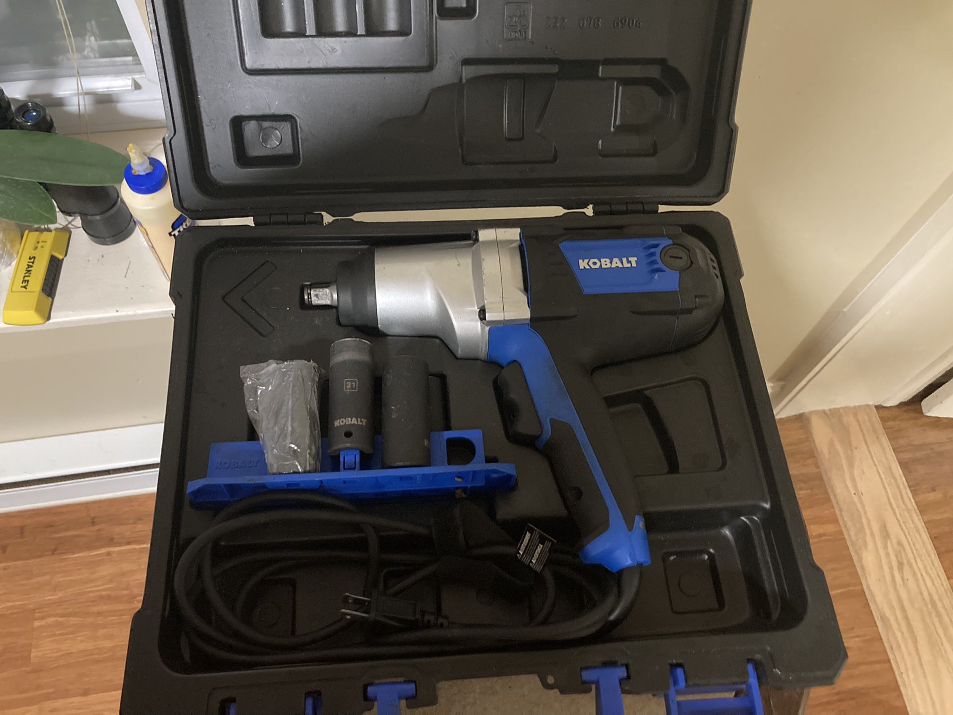KOBALT 0028180 CORDED 8-AMP 1/2 INCH REVERSIBLE IMPACT WRENCH WITH SOCKETS CASE