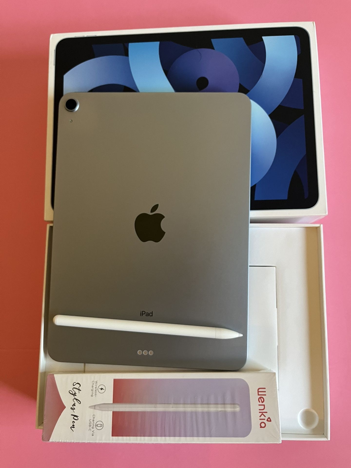 Apple iPad Air 4th Generation 64GB with Box, Pencil, keyboard case
