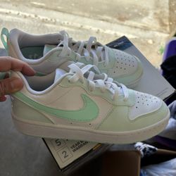 Boys Nikes Size 4.5youth