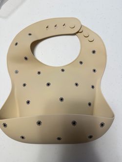 Mushie Silicone Bib — Black Daisy 🌼