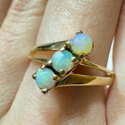 14k yellow gold lab opal stones ring