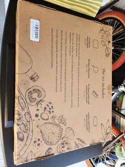 NIB pizza peel set