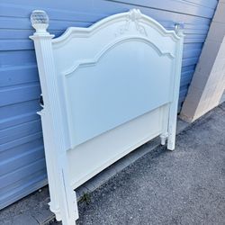 🌹BEAUTIFUL FULL SIZE BED FRAME WHITE  COLOR ASHLEY BRAND, -MATRESS AND BOXSPRING INCLUDED🌹