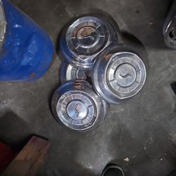 Unknown hubcaps set a four
