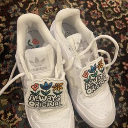 Ladies Tennis Shoes/star Wars Winter Cap, Ladies Scarf