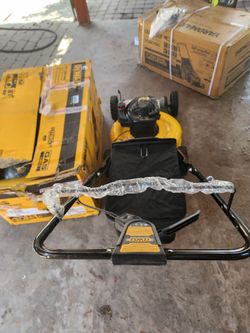 DEWALT
21 in. 150cc Briggs and Stratton 625ex Engine Rear Wheel Drive 2-in-1 Gas Self Propelled Walk Behind Lawn Mower