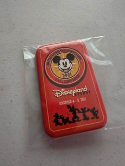 Official disneyana convertion 2001 Disneyland  resort pin