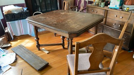 Dining room table with 2 leaves and 4 chairs