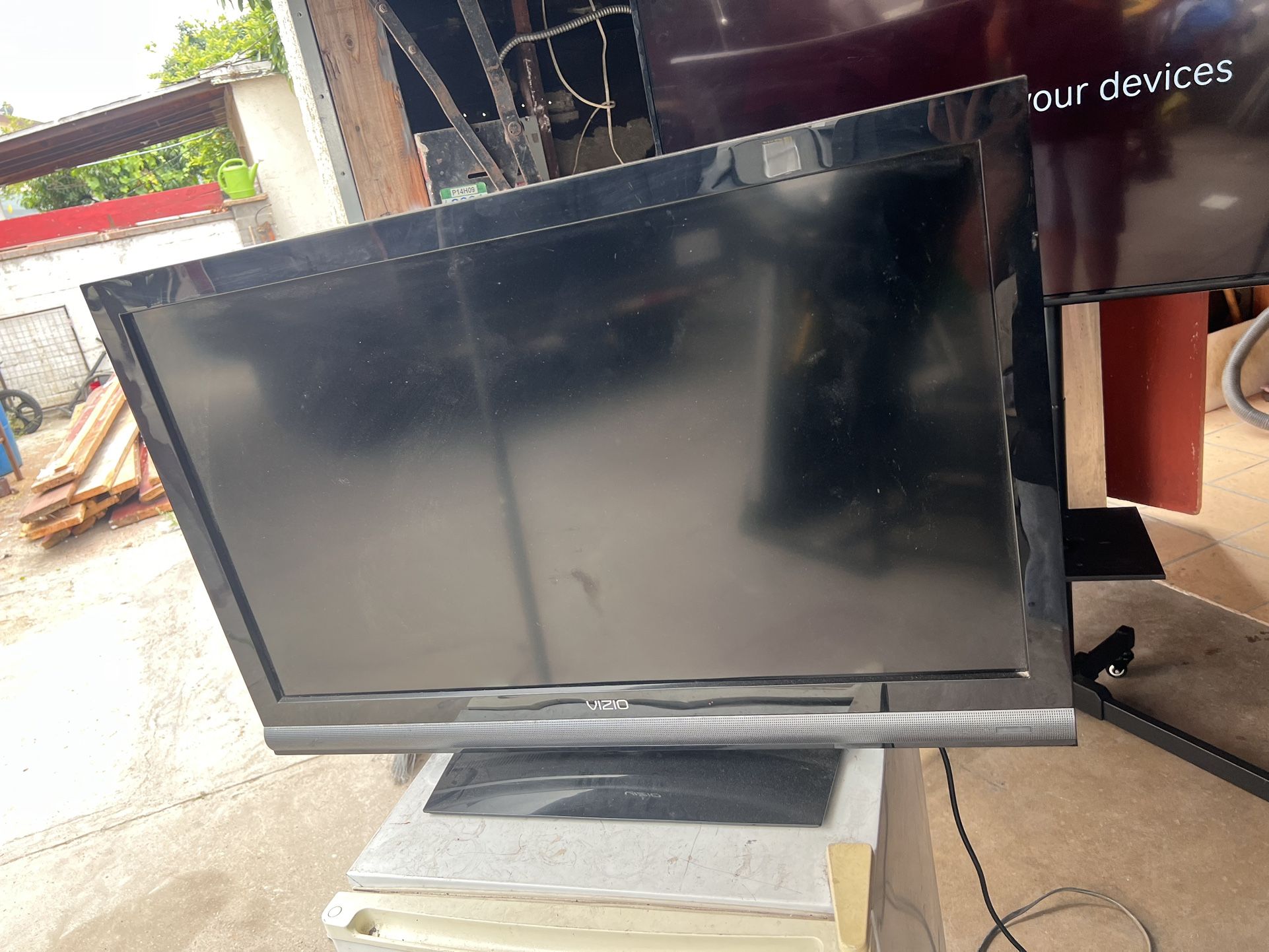 43 Inch Vizio TV HD Not Smart Woke Great. Please Read Description !!!
