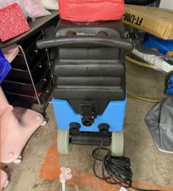 Hot water carpet cleaner