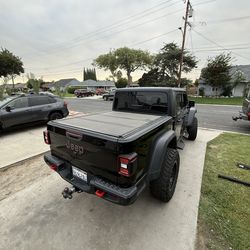 Jeep gladiator bed cap