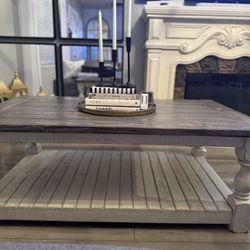 Rustic Farmhouse Coffee Table/Mesa de Centro Estilo Rústico