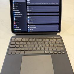 iPad Pro 13” (M5) 1 TB WiFi Space Black with Logitech Keyboard 