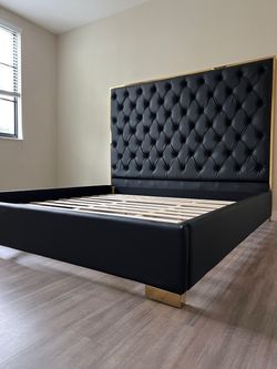 Black king bed frame / cama king de leather negra