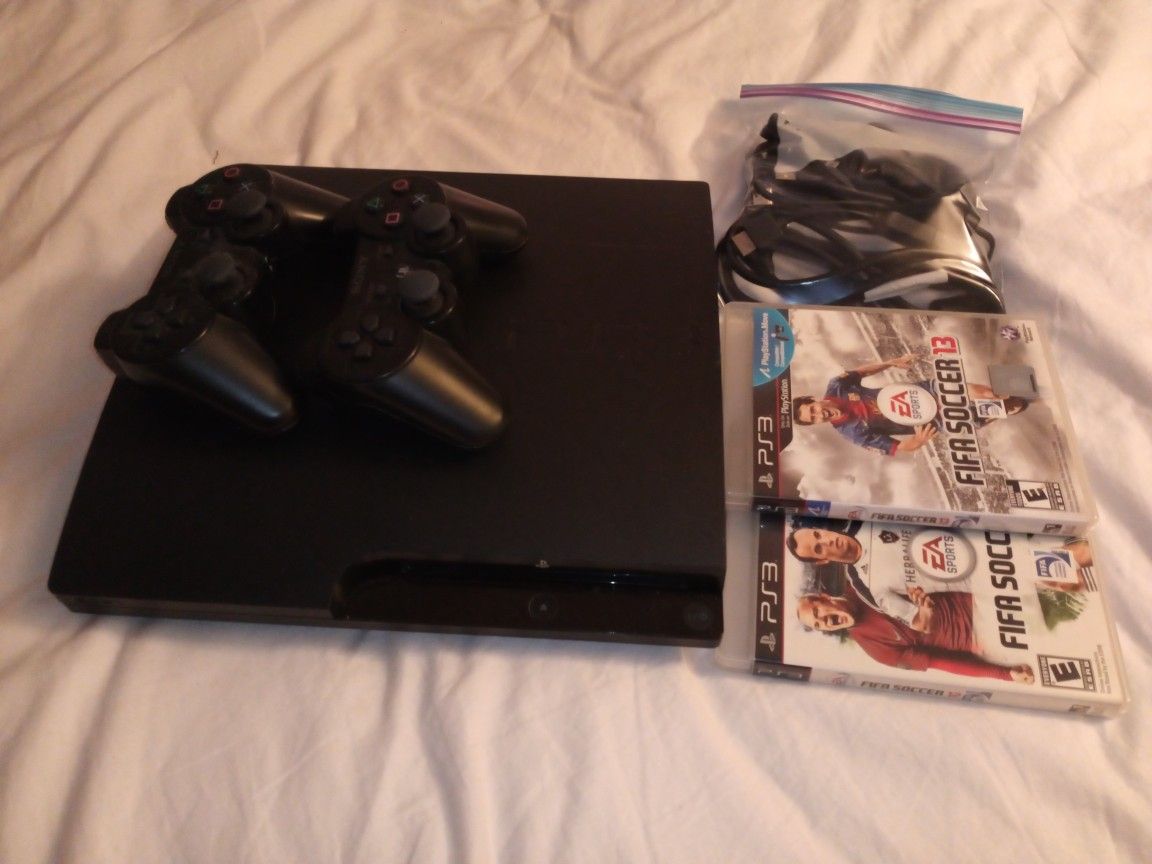 Sony Ps3 + 2 controllers+ 3 games