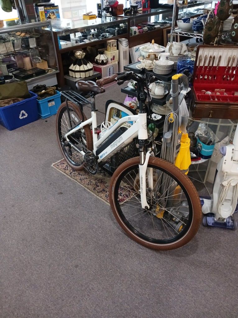 Magnum Metro 48v Ebike W/ Charger (Just Serviced)