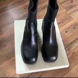 New! Pull On Lug Chelsea Boot Size 9