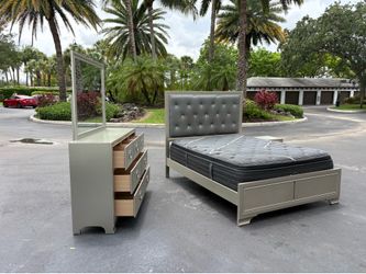Beautiful Bedroom Set Queen Size Solid Wood Silver Color In Excellent Condition by Coaster Furnitur