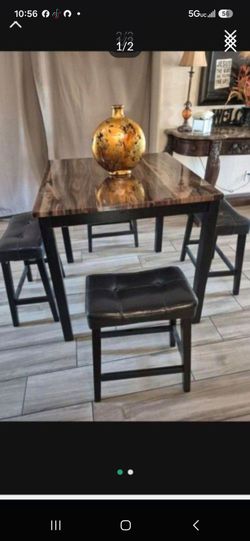 Beautiful High Table And 4 Bar Stools  Exelent Condition