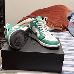Air Jordan 1 mids (Lucky green/black white)