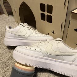 WOMEN'S NIKE COURT VISION ALTA LEATHER PLATFORM SNEAKERS