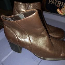 White Mountain 90484Z Fairchild Booties. Size 10M