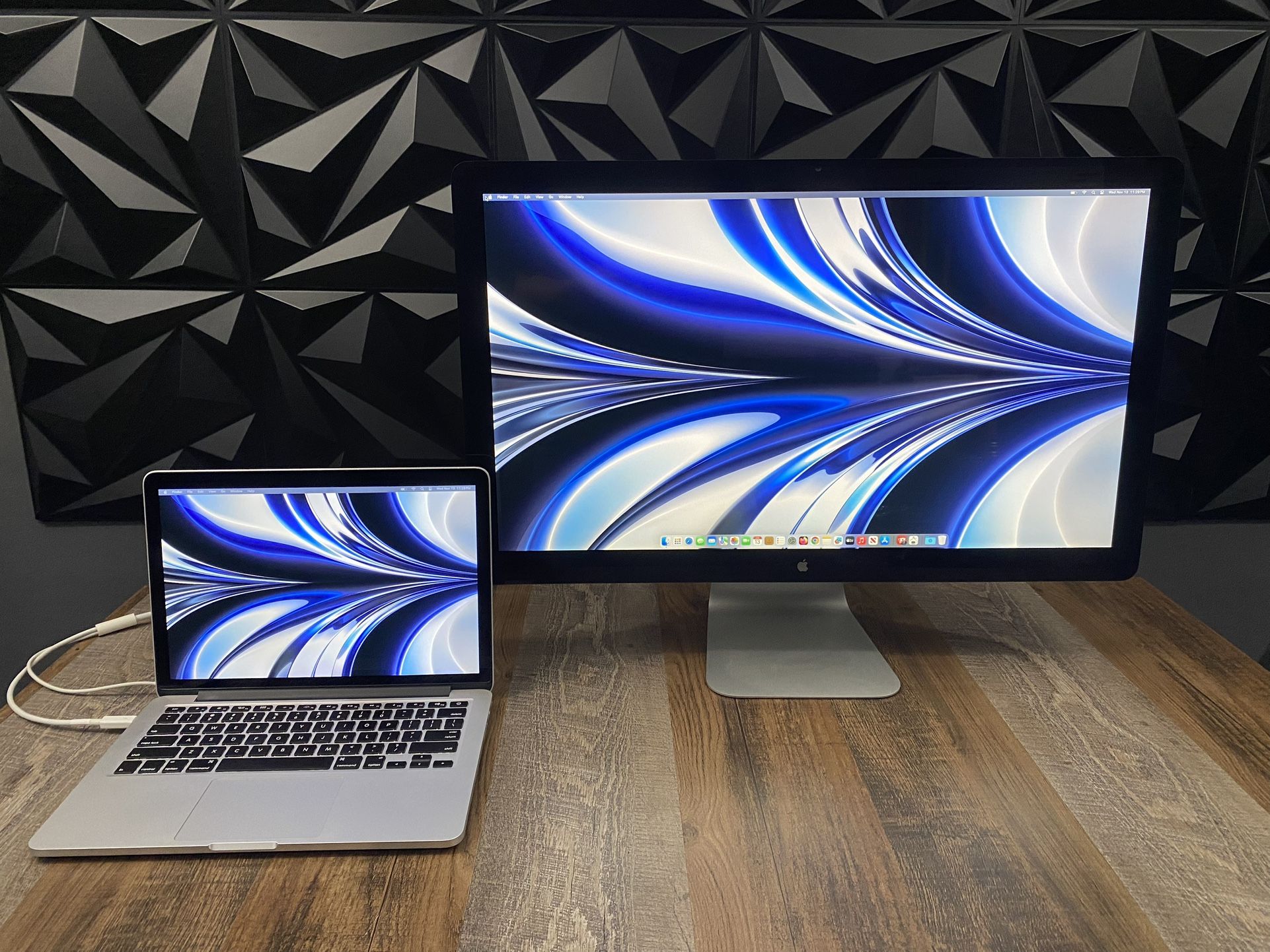 27 Inch Apple Thunderbolt Display 2k Resolution Clean Sleek LOOK