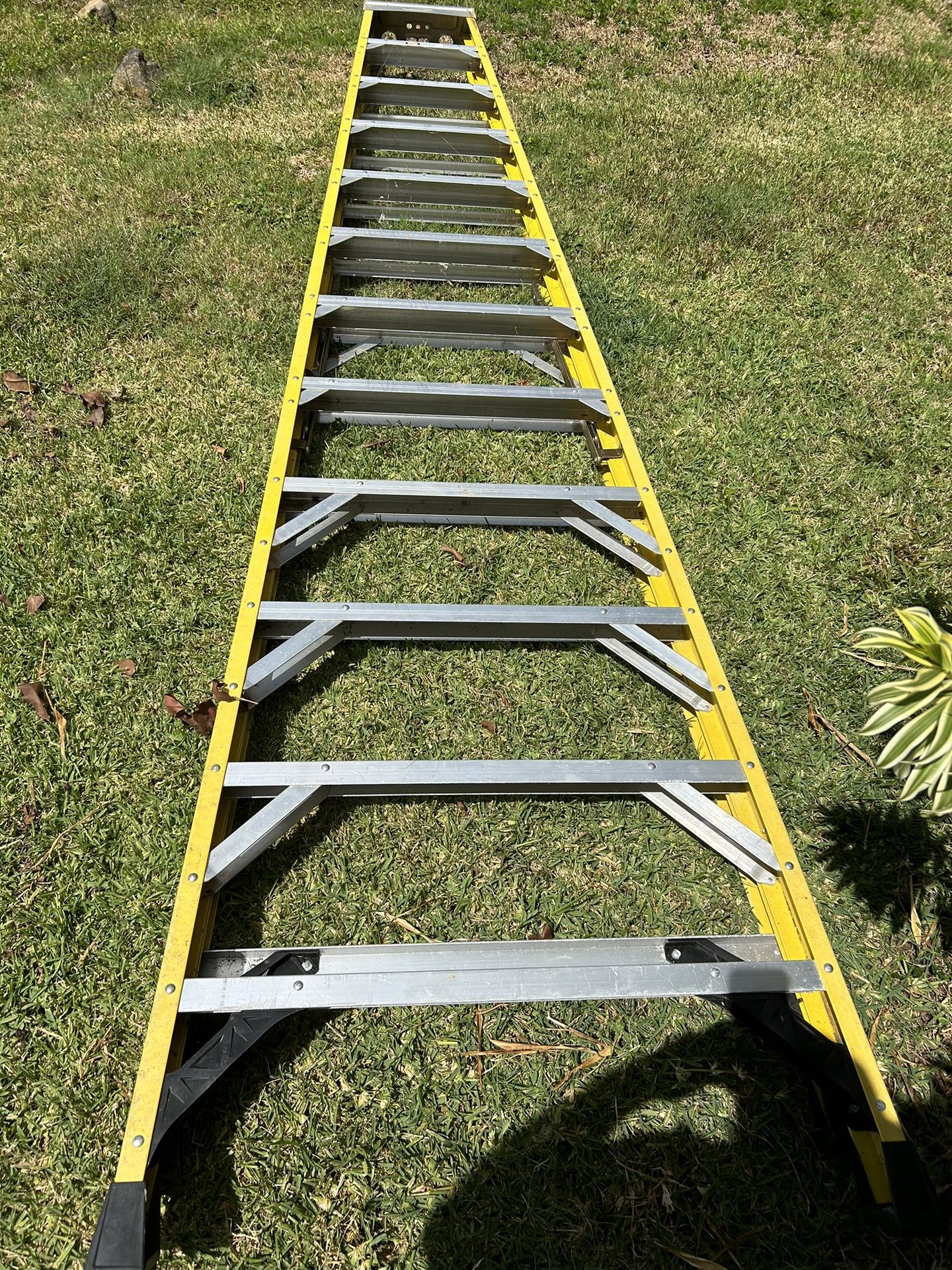 12 Ft Fiberglass Step Ladder