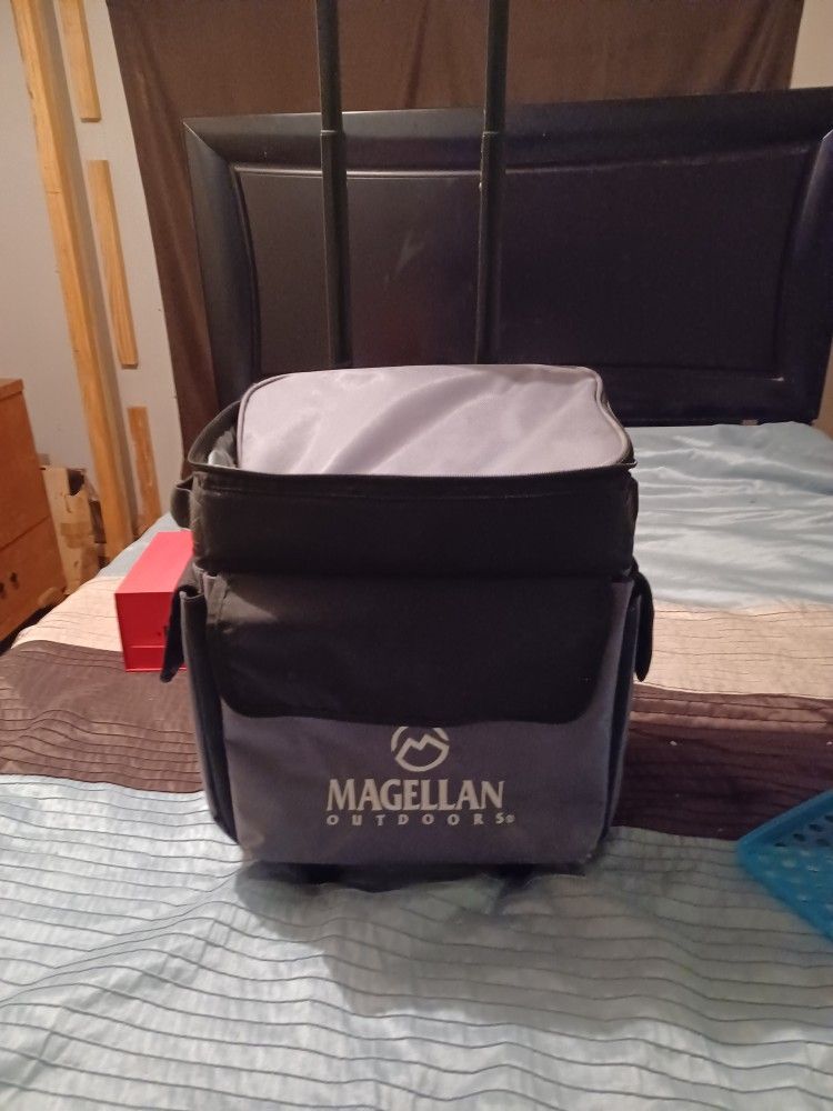 Ice Chest Lunch Box With Pockets On It All The Way Around Except For The Back