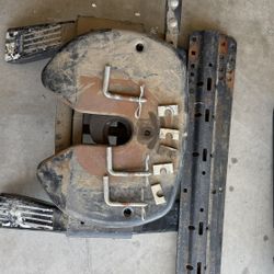 Reese 20-22k Fifth Wheel Hitch Assembly And Road armor (Lippert)  Pivoting Head