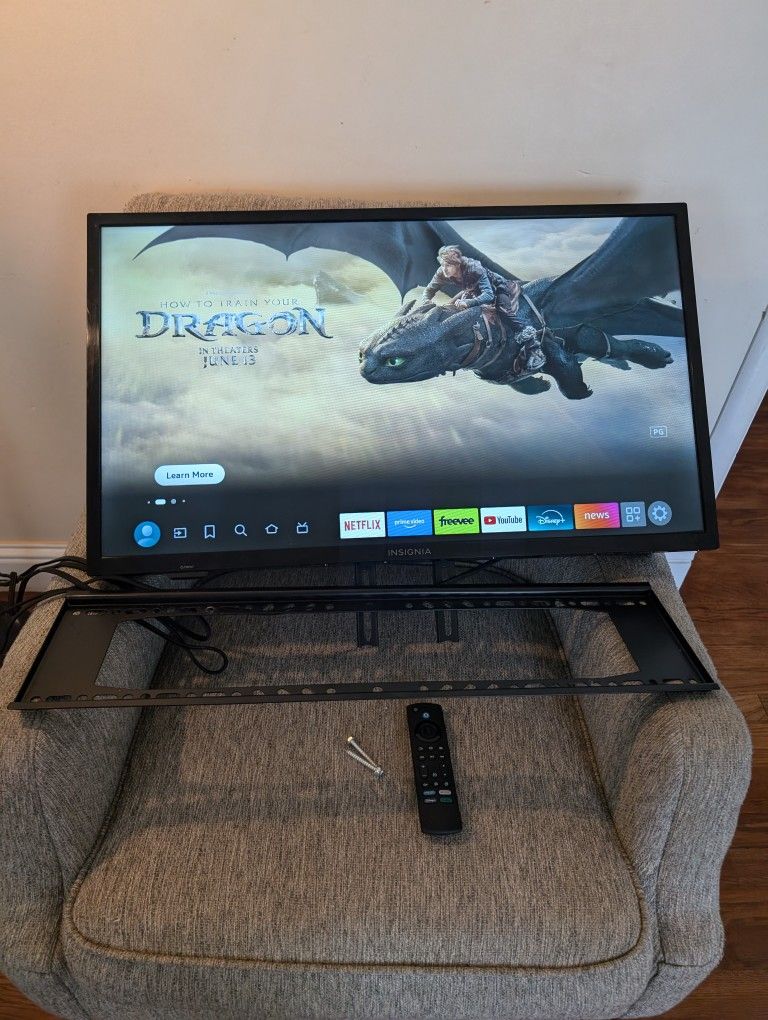 32" Smart Tv Insignia Brand With Wall Mount and Remote Control
