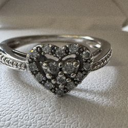 10k White Gold ~1/5CTW Diamond Heart Cluster Halo Ring Size 6.75
