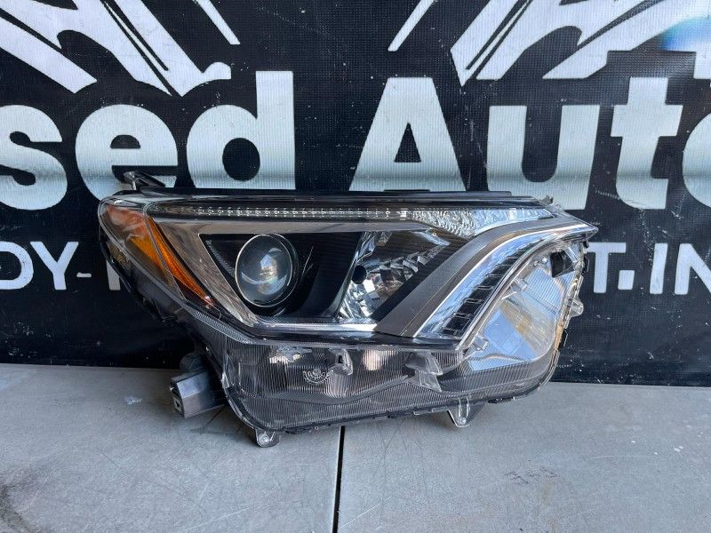Toyota Rav4 Right Passenger Headlight Oem