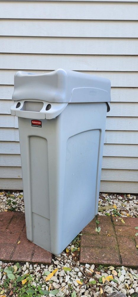 Rubbermaid Garbage Can