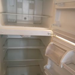 Like-New Refrigerator – Barely Used