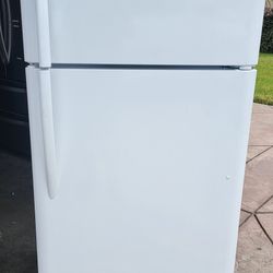 Fridgidaire Refrigerator 