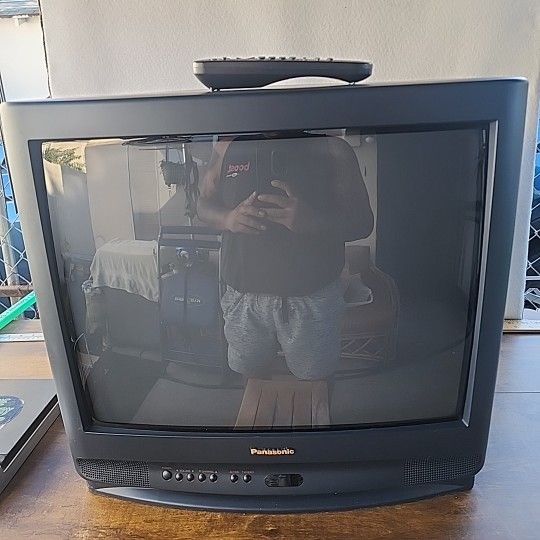 Panasonic CRT TV Retro Gaming Vintage 1996 Model CT-20G21U 20"  W/ Remote 