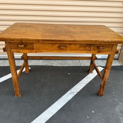 Solid wood desk table with drawers / mesa escritorio de madera solida con cajones