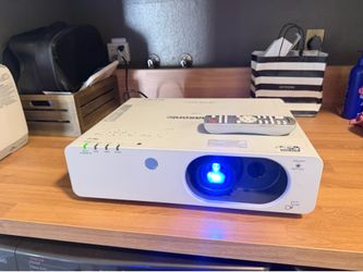 Panasonic 3500 lumens video projector HDMI