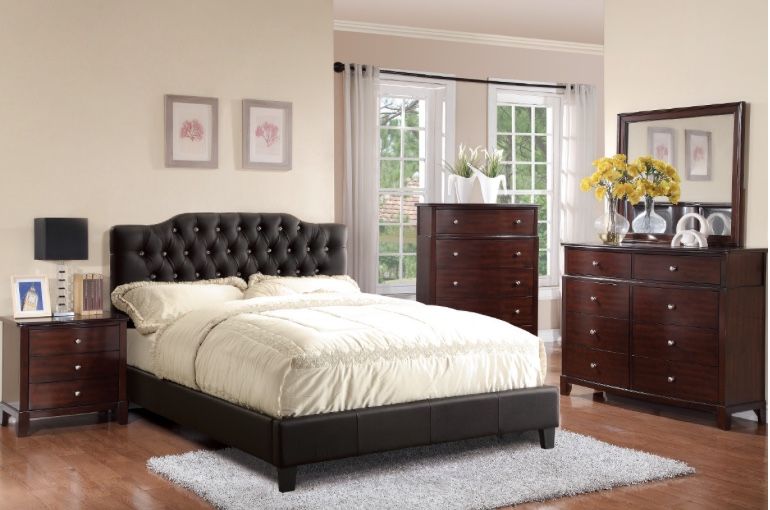 Especial De 7-piezas.     Bedroom Set.  7-PC Set. Includes.  Bed, Mattress, Dresser, Mirror Chest, 2 Nightstands