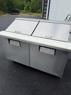 TRUE 60” Commercial Sandwich Salad Prep Table Refrigerator 2 Door – Like New