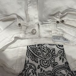 teen White Zara cargo pants with a relaxed fit #cargopants