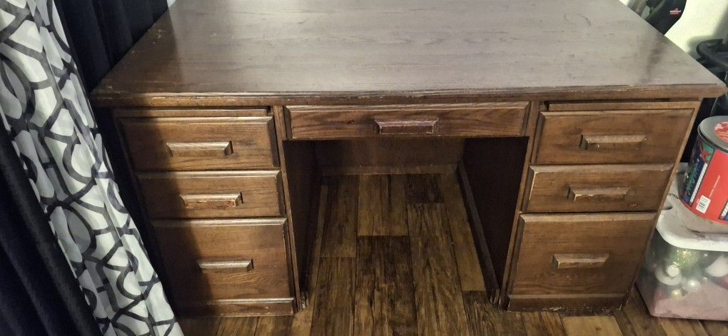 Free Desk Must Pick Up Only