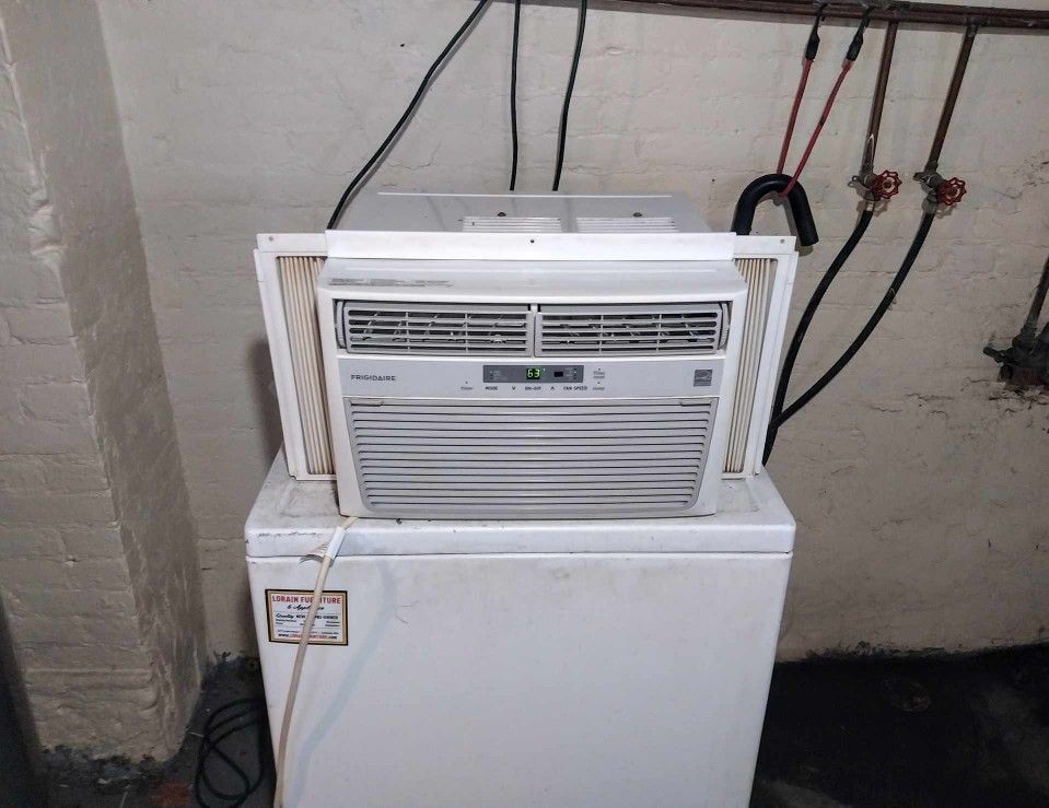 Air Conditioner Frigidaire 12,000 BTU (Like New)